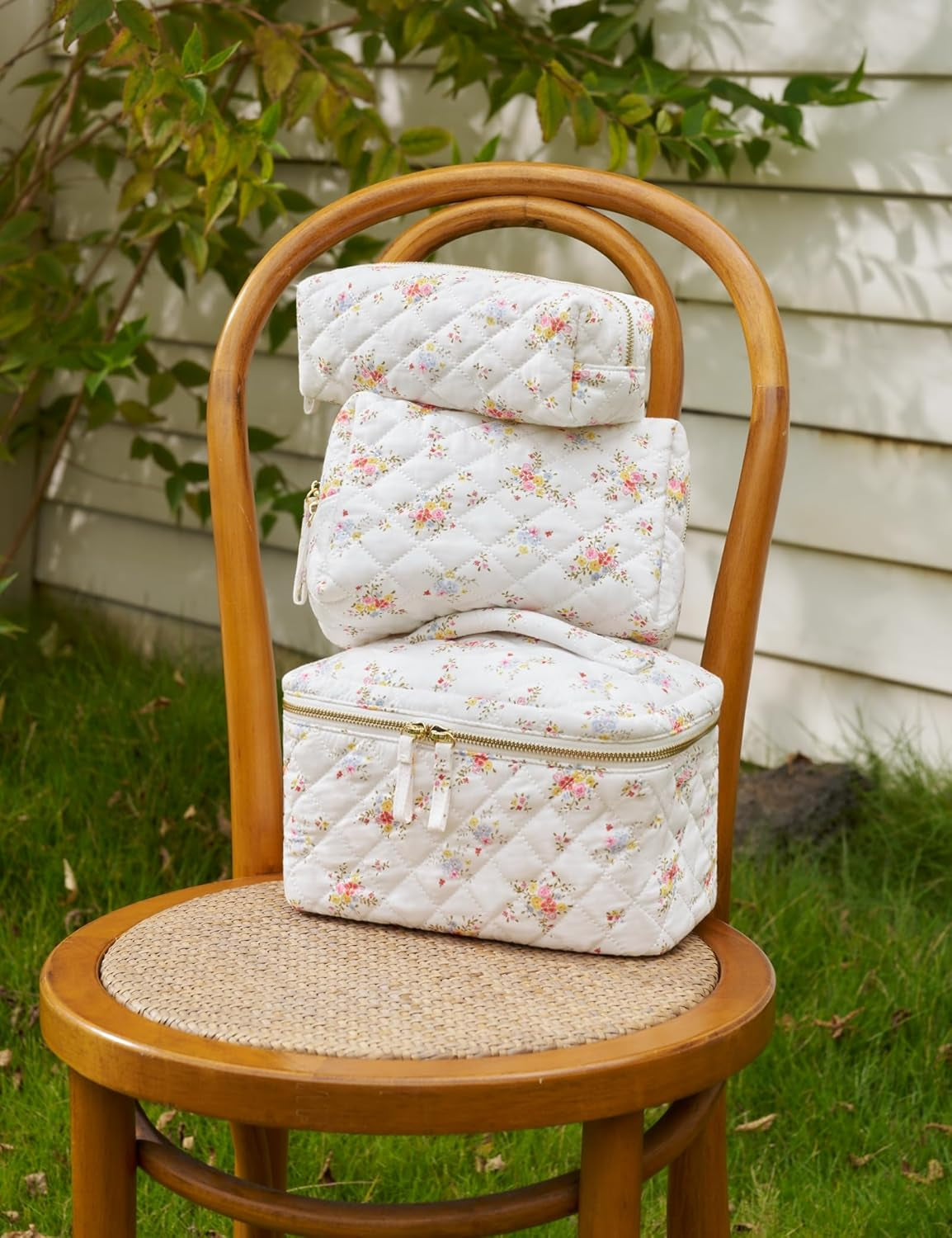 Medium Makeup Bag Floral Cotton Quilted Cosmetic Travel Bag for Women Cute White Flower Coquette Toiltry Bag Aesthetic Compact Makeup Pouch for Traveling Essentials