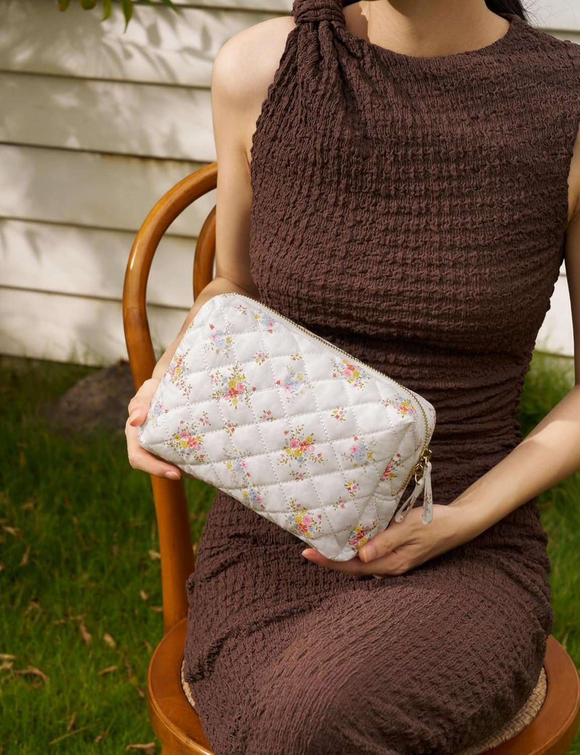 Medium Makeup Bag Floral Cotton Quilted Cosmetic Travel Bag for Women Cute White Flower Coquette Toiltry Bag Aesthetic Compact Makeup Pouch for Traveling Essentials